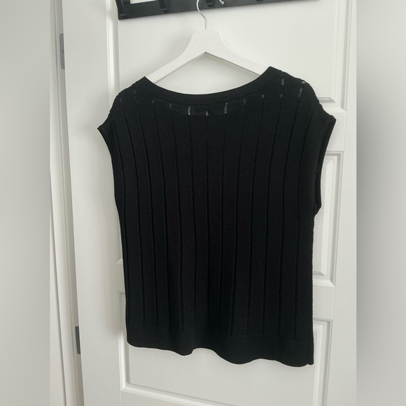 Chic Black Sleeveless Knit Blouse - Picture 3 of 3